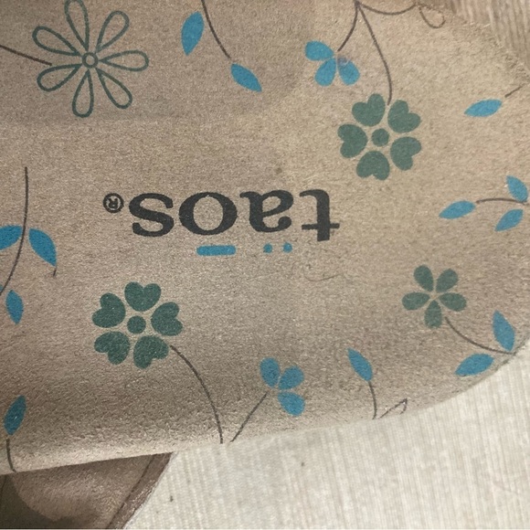 TAOS Sz 9 The Prize 3 Slip On  Strappy Velcro Closure Metal Blue Decor Sandals - Picture 9 of 13